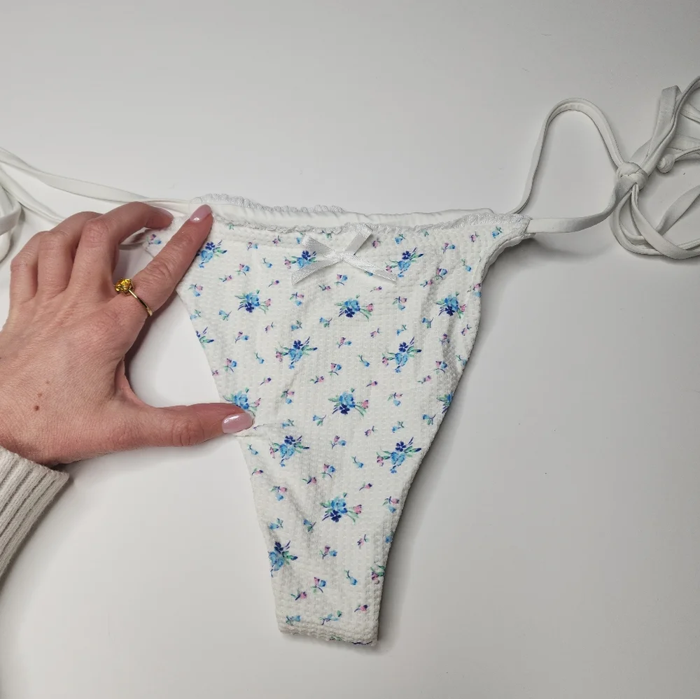 NEW Frankies Bikinis Waffle String Bikini Bottom Night Lilly White Medium